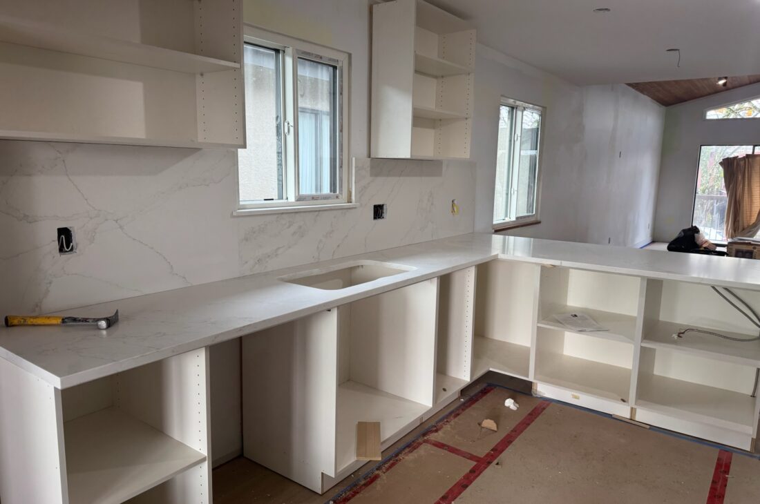 Kitchen quartz countertop and full backsplash installation in Burnaby and Metro Vancouver including Vancouver, Coquitlam, Surrey, Delta, Maple Ridge, Port Coquitlam, North Vancouver and West Vancouver. Borghini 514 quartz with undermount sink, 3cm countertops and 2cm backsplash.
