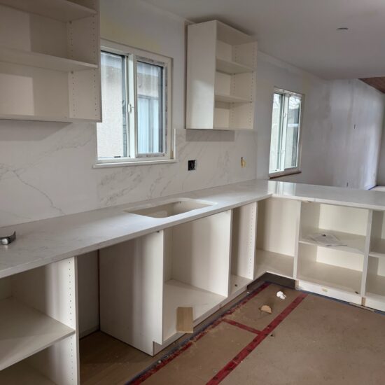 Kitchen quartz countertop and full backsplash installation in Burnaby and Metro Vancouver including Vancouver, Coquitlam, Surrey, Delta, Maple Ridge, Port Coquitlam, North Vancouver and West Vancouver. Borghini 514 quartz with undermount sink, 3cm countertops and 2cm backsplash.