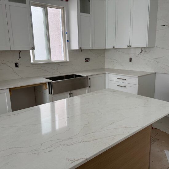 Kitchen quartz countertop and backsplash installation in Vancouver and Metro Vancouver including Burnaby, Coquitlam, Surrey, Delta, Maple Ridge, Port Coquitlam, North Vancouver, West Vancouver and Downtown Vancouver. Vicostone Mangata quartz with seamless modern design.